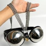 Sostén de Castidad Femenino en Acero Inoxidable con Cúpulas Metálicas, Cadenas y Candado de Seguridad