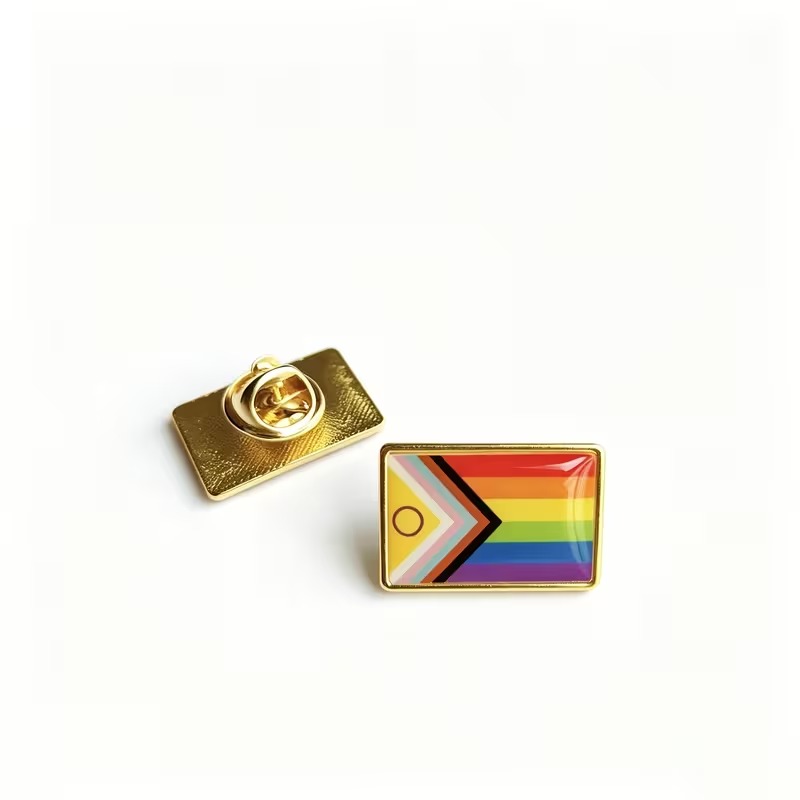 WhatsApp Image 2026-07-29 at 7.37.19 PM (1) Pin Metálico Rectangular Bandera LGBTIQ+ Progress Pride Dorado - Imagen 1