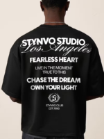 Camiseta Oversize Negra Stynvo Studio Con Estampado Blanco - Imagen 2